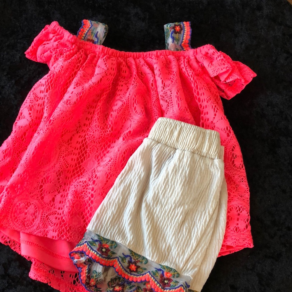Off-The-Shoulder Top & Matching Shorts - Picture 3 of 4